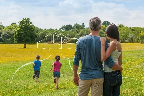 Familia Familia observando un terreno - propiedades campestres