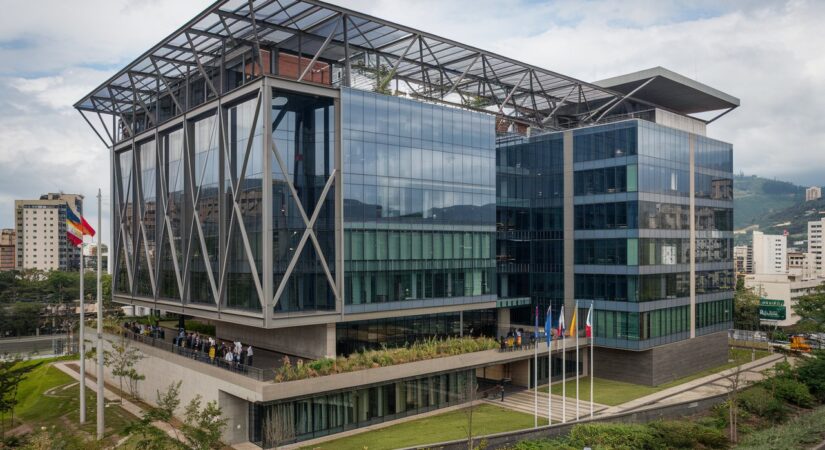 Edificio corporativo bogotano con estructura metálica mostrando la moderna arquitectura colombiana en construcciones con acero estructural.